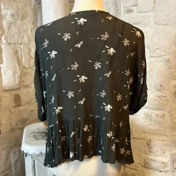 Grade&Gather | Cropped Floral Babydoll Peplum Blouse - Picture 5 of 9